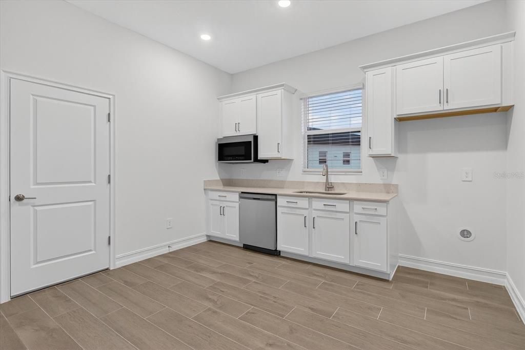 For Rent: $4,700 (6 beds, 4 baths, 3867 Square Feet)