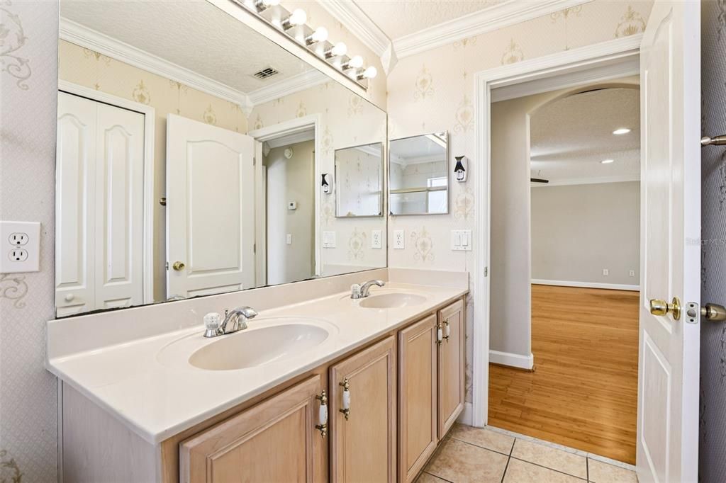 For Sale: $580,000 (4 beds, 3 baths, 3924 Square Feet)