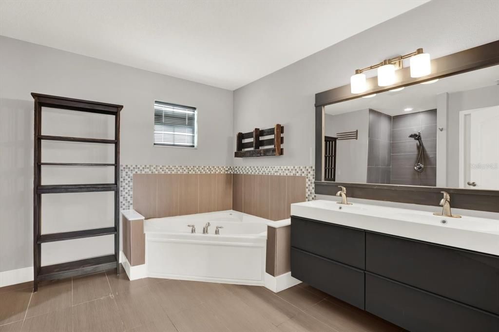 For Rent: $2,700 (5 beds, 2 baths, 2454 Square Feet)