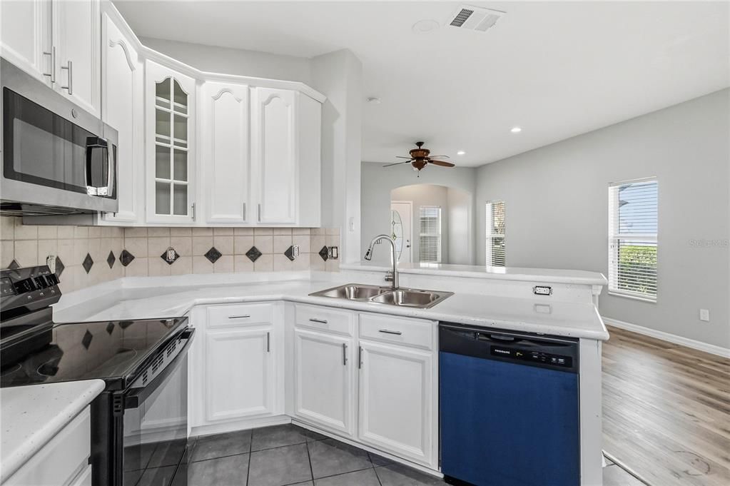 На продажу: $325,000 (3 спален, 2 ванн, 1345 Квадратных фут)