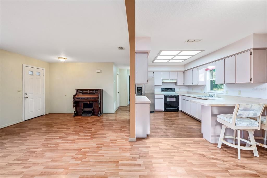 For Sale: $229,900 (2 beds, 2 baths, 1344 Square Feet)