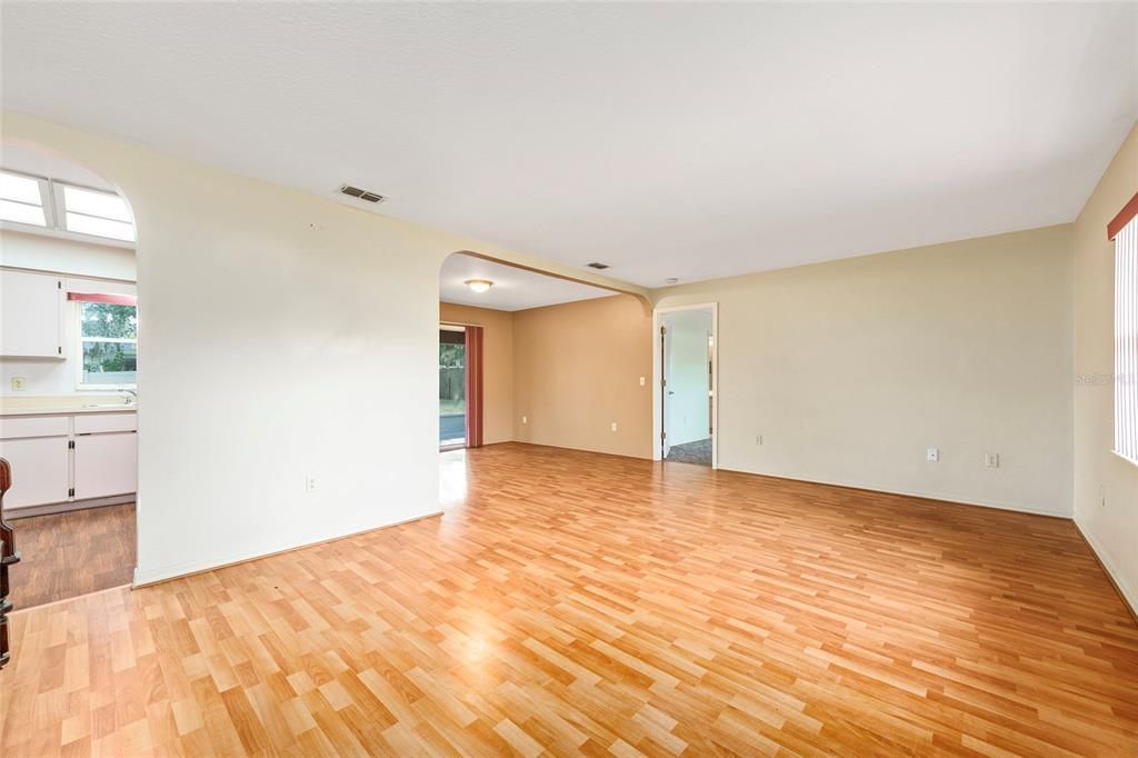 For Sale: $229,900 (2 beds, 2 baths, 1344 Square Feet)