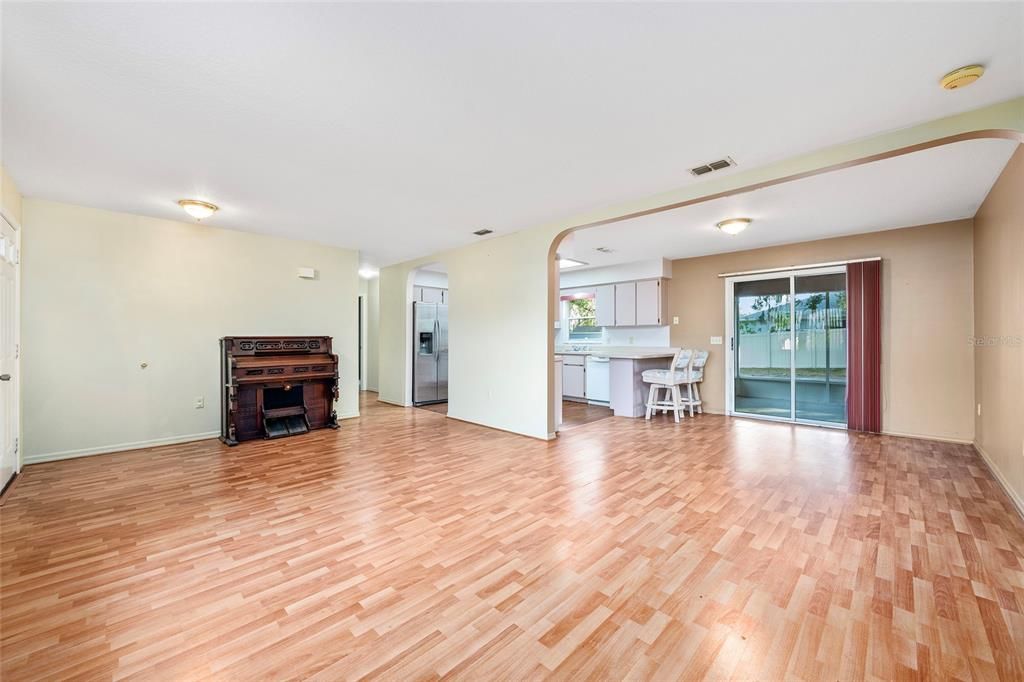 For Sale: $229,900 (2 beds, 2 baths, 1344 Square Feet)