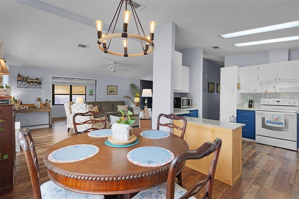 For Sale: $210,000 (2 beds, 2 baths, 1284 Square Feet)