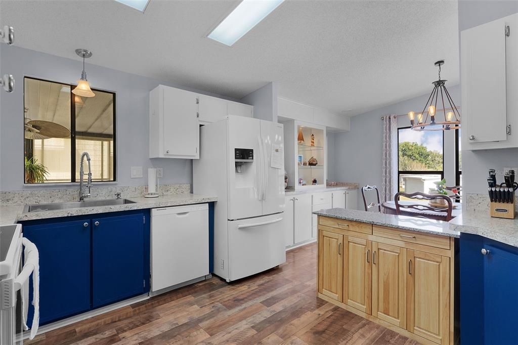 For Sale: $210,000 (2 beds, 2 baths, 1284 Square Feet)