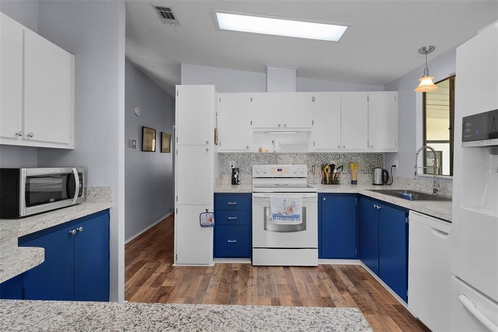 For Sale: $210,000 (2 beds, 2 baths, 1284 Square Feet)