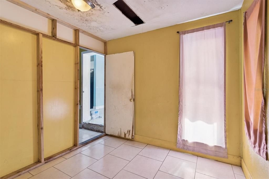 Activo con contrato: $221,999 (4 camas, 2 baños, 1026 Pies cuadrados)