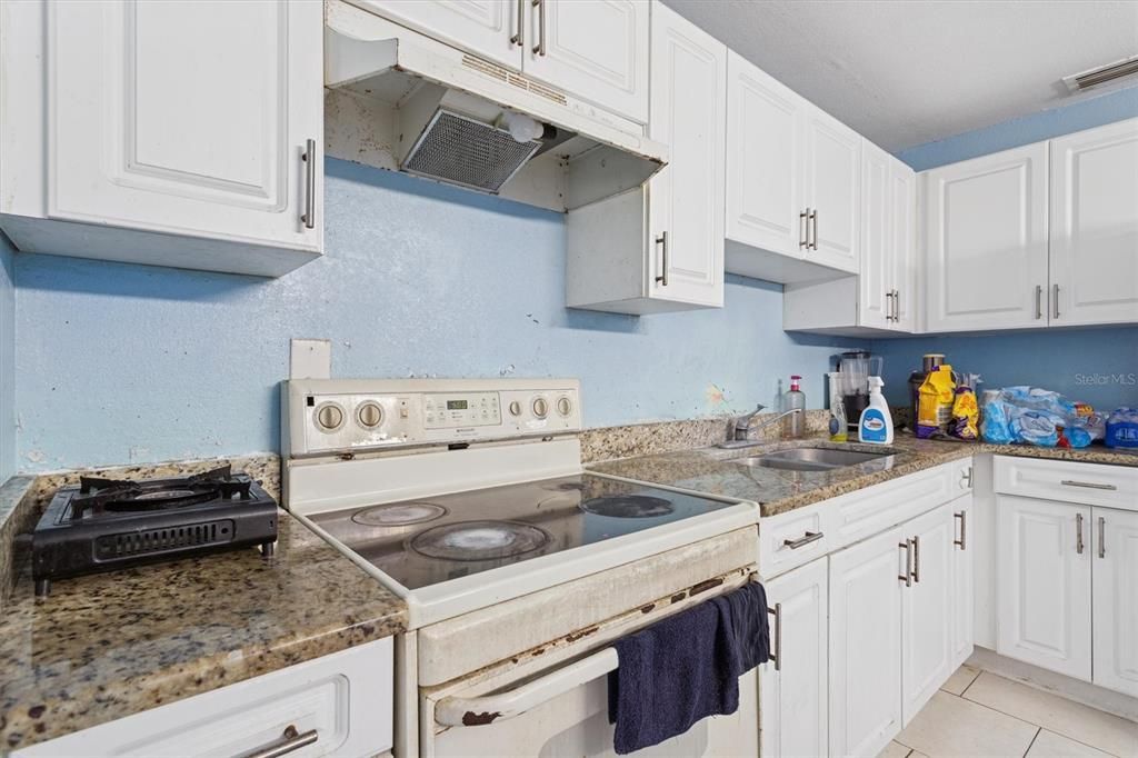 Activo con contrato: $221,999 (4 camas, 2 baños, 1026 Pies cuadrados)