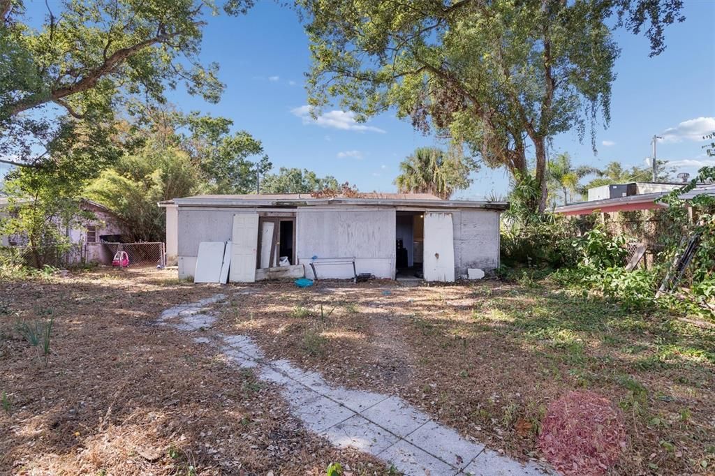 Activo con contrato: $221,999 (4 camas, 2 baños, 1026 Pies cuadrados)