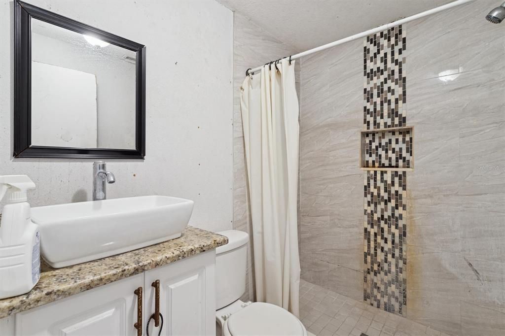 Activo con contrato: $221,999 (4 camas, 2 baños, 1026 Pies cuadrados)