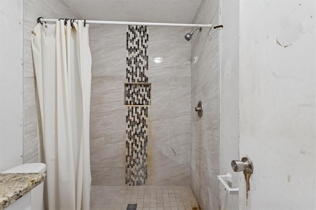 Activo con contrato: $221,999 (4 camas, 2 baños, 1026 Pies cuadrados)