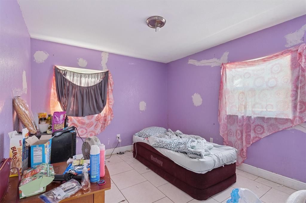 Activo con contrato: $221,999 (4 camas, 2 baños, 1026 Pies cuadrados)