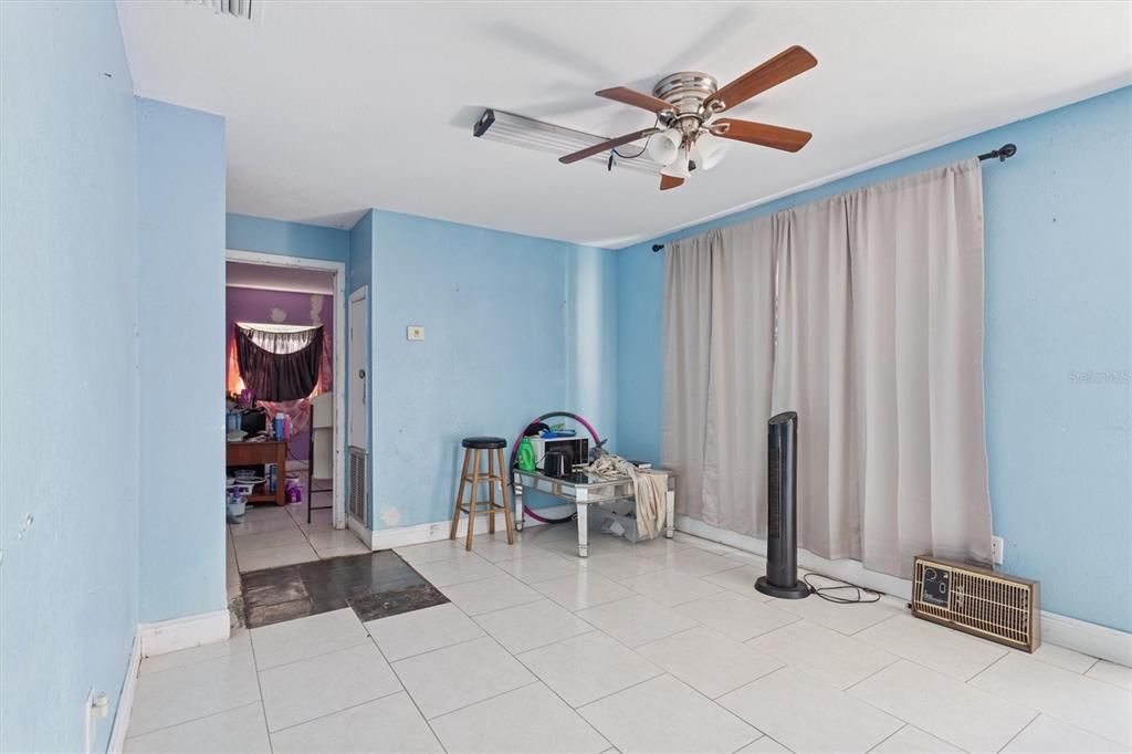 Activo con contrato: $221,999 (4 camas, 2 baños, 1026 Pies cuadrados)