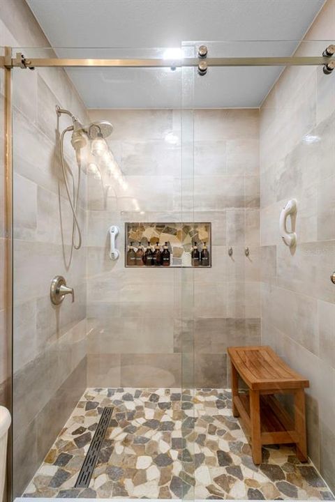 En Venta: $435,000 (4 camas, 2 baños, 1955 Pies cuadrados)