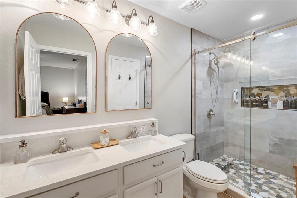 En Venta: $435,000 (4 camas, 2 baños, 1955 Pies cuadrados)