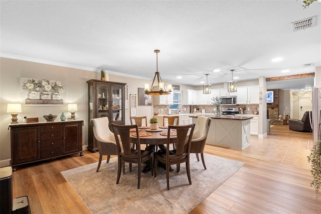 En Venta: $435,000 (4 camas, 2 baños, 1955 Pies cuadrados)