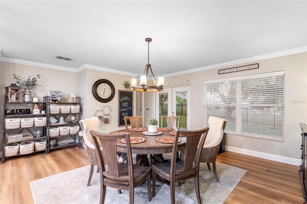 En Venta: $435,000 (4 camas, 2 baños, 1955 Pies cuadrados)