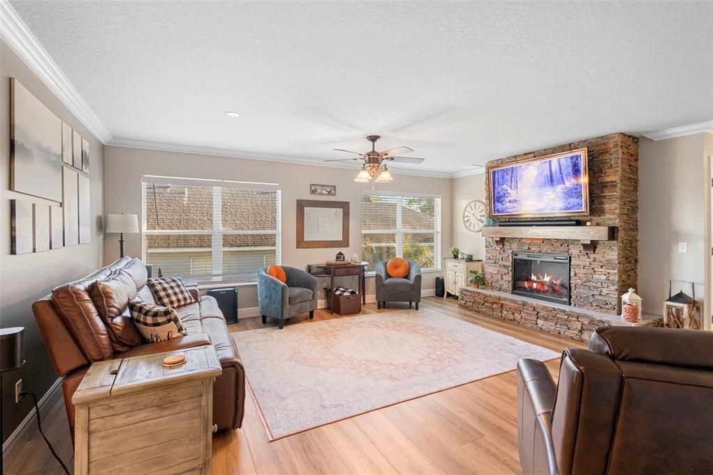 En Venta: $435,000 (4 camas, 2 baños, 1955 Pies cuadrados)