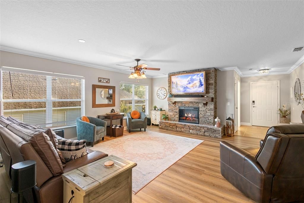 En Venta: $435,000 (4 camas, 2 baños, 1955 Pies cuadrados)