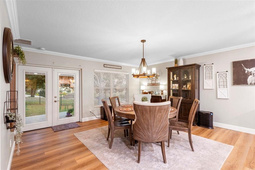 En Venta: $435,000 (4 camas, 2 baños, 1955 Pies cuadrados)