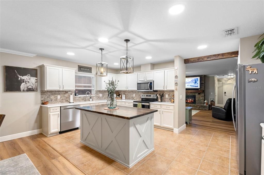 En Venta: $435,000 (4 camas, 2 baños, 1955 Pies cuadrados)