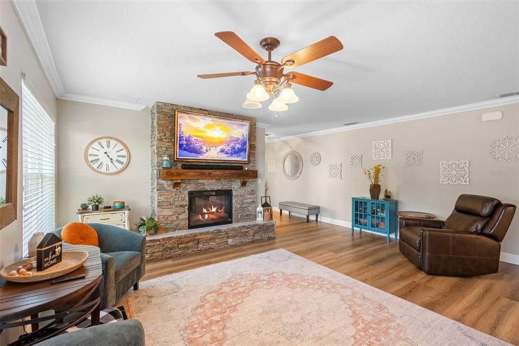 En Venta: $435,000 (4 camas, 2 baños, 1955 Pies cuadrados)