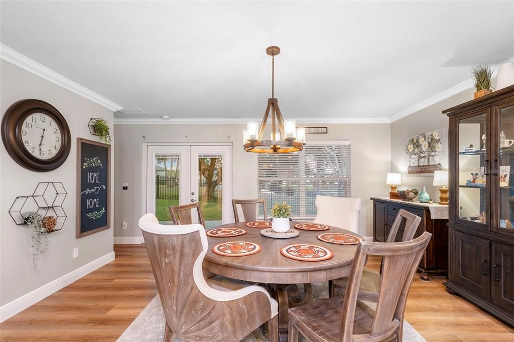 En Venta: $435,000 (4 camas, 2 baños, 1955 Pies cuadrados)