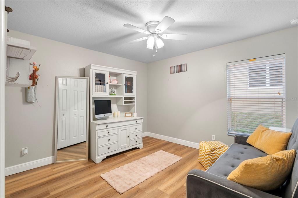 En Venta: $435,000 (4 camas, 2 baños, 1955 Pies cuadrados)