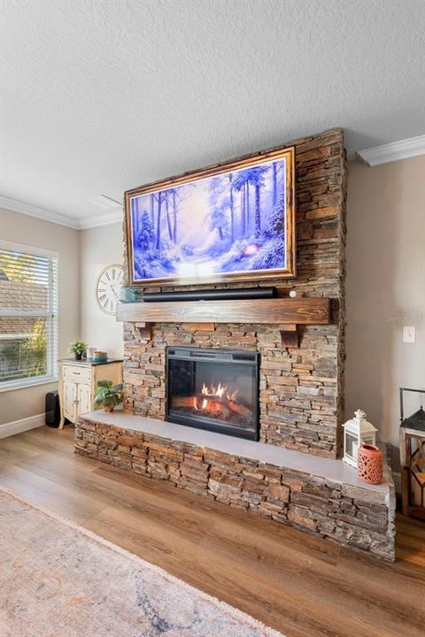 En Venta: $435,000 (4 camas, 2 baños, 1955 Pies cuadrados)