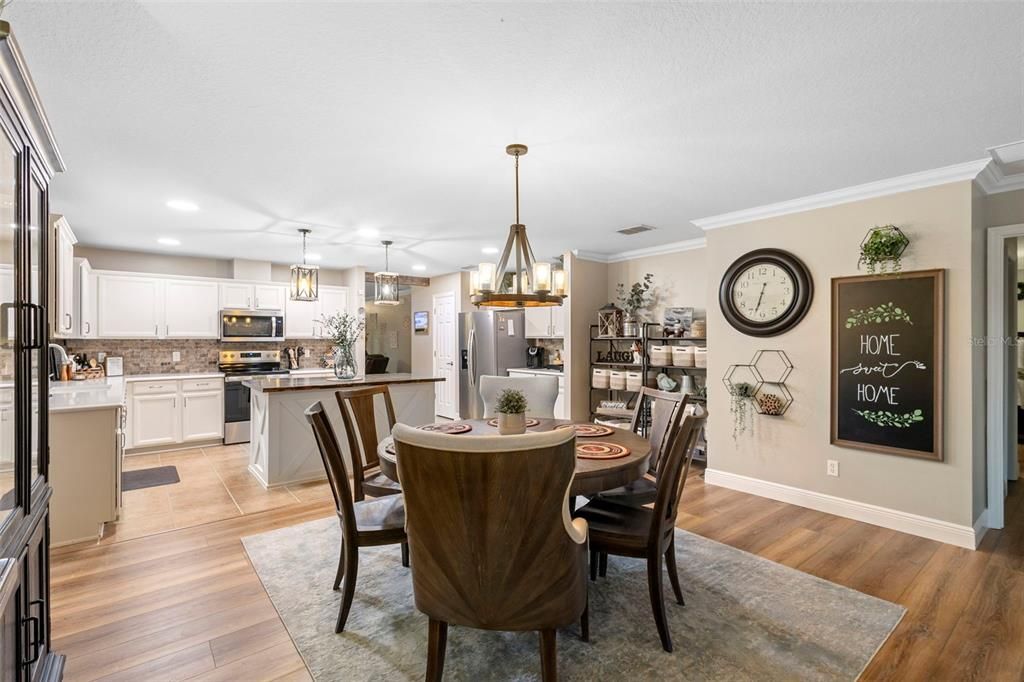 En Venta: $435,000 (4 camas, 2 baños, 1955 Pies cuadrados)