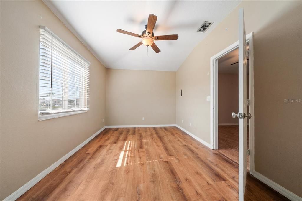 待售: $375,000 (4 贝兹, 2 浴室, 1616 平方英尺)