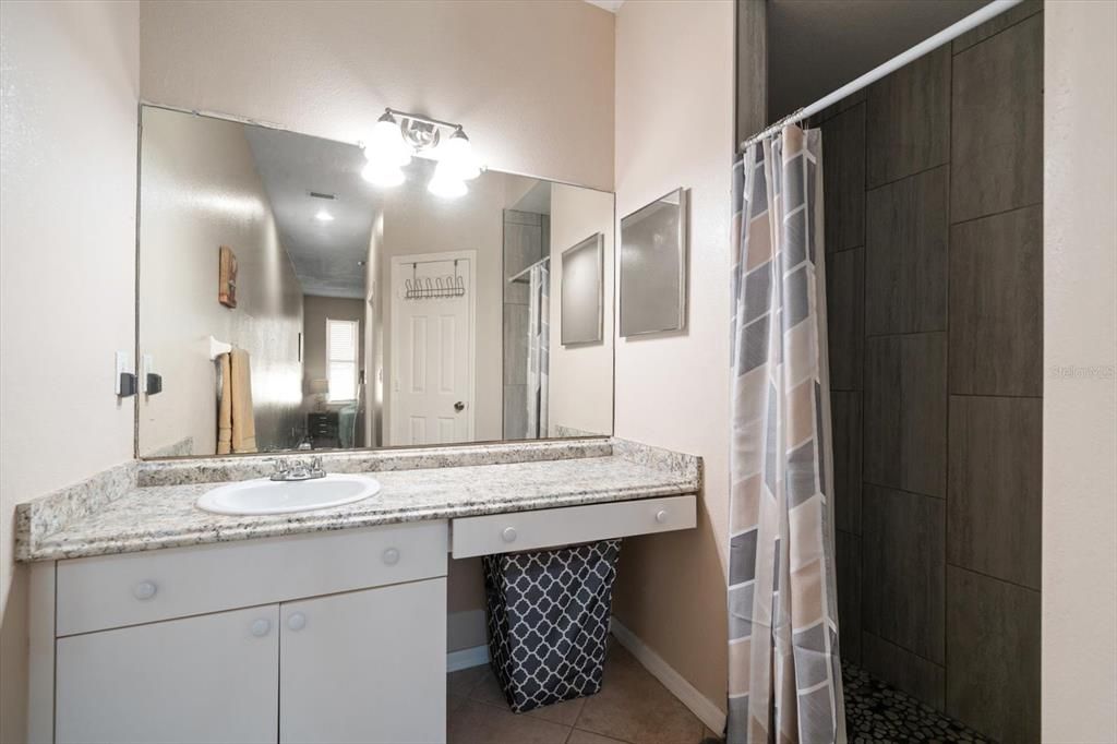 待售: $375,000 (4 贝兹, 2 浴室, 1616 平方英尺)