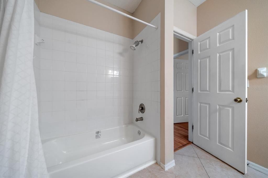 待售: $375,000 (4 贝兹, 2 浴室, 1616 平方英尺)