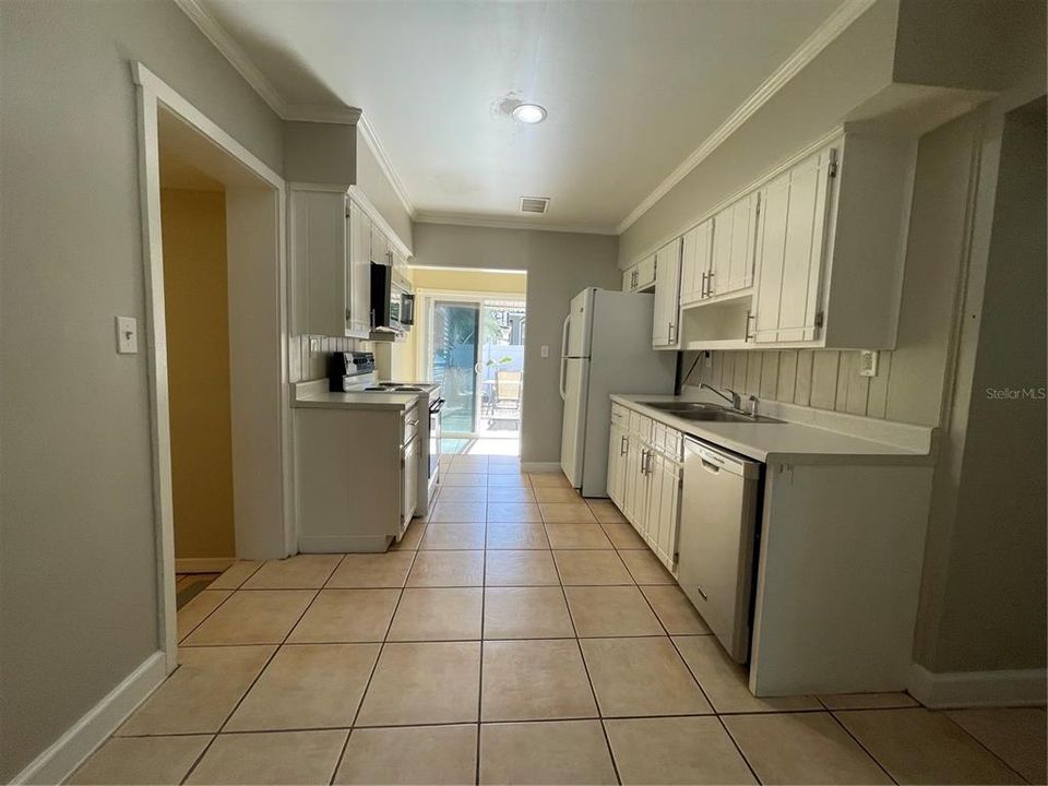 For Rent: $2,350 (3 beds, 1 baths, 1241 Square Feet)