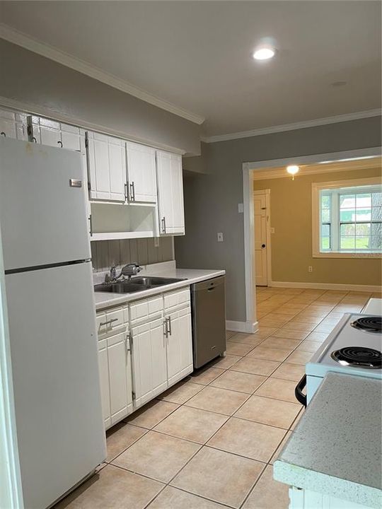 For Rent: $2,350 (3 beds, 1 baths, 1241 Square Feet)