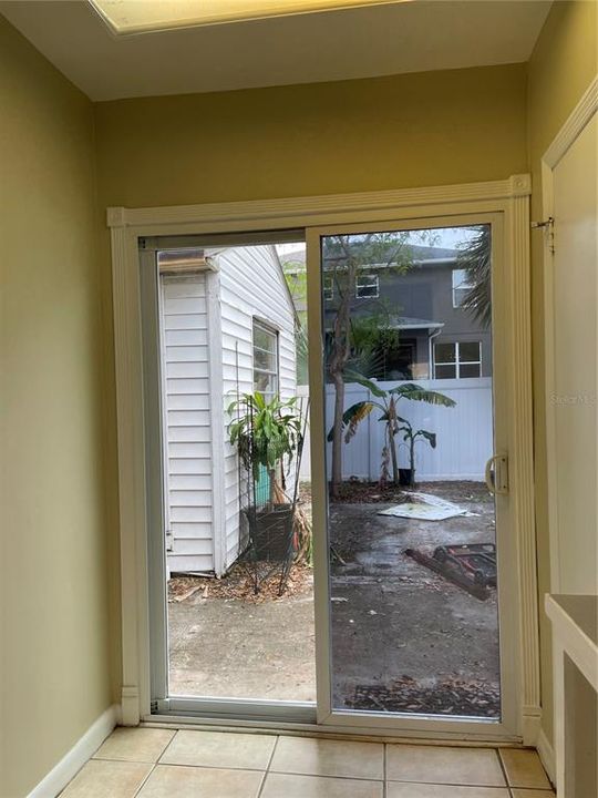 For Rent: $2,350 (3 beds, 1 baths, 1241 Square Feet)