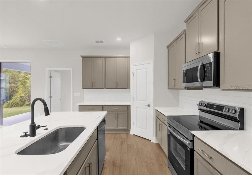 For Sale: $324,900 (4 beds, 3 baths, 1990 Square Feet)