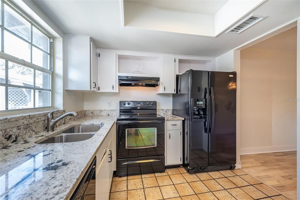 出租: $2,000 (2 贝兹, 2 浴室, 914 平方英尺)