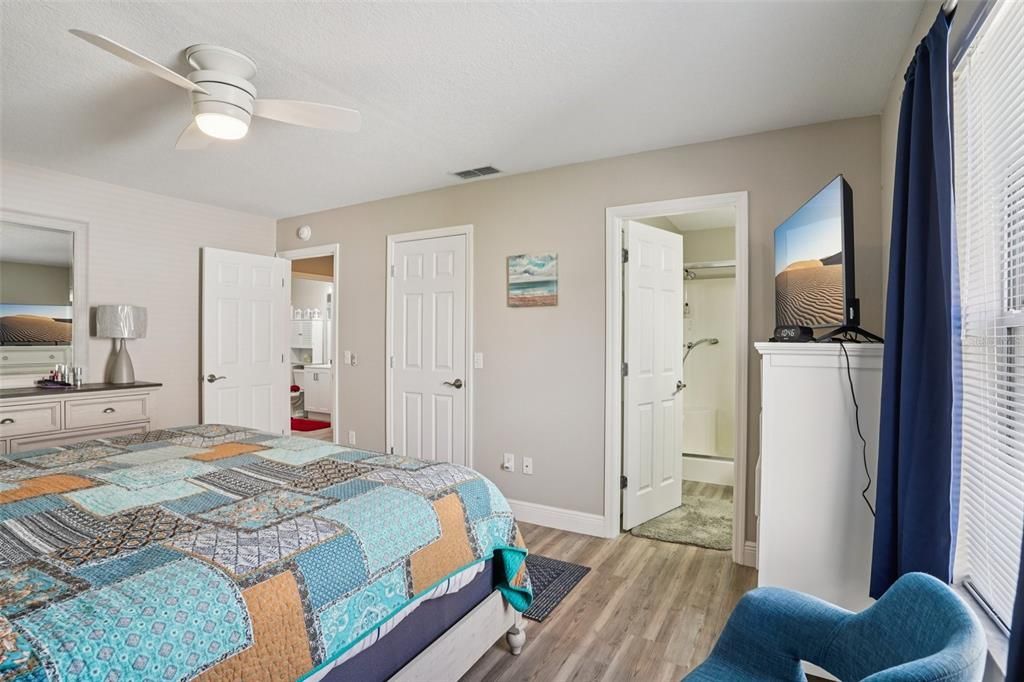 For Sale: $309,000 (2 beds, 2 baths, 1121 Square Feet)