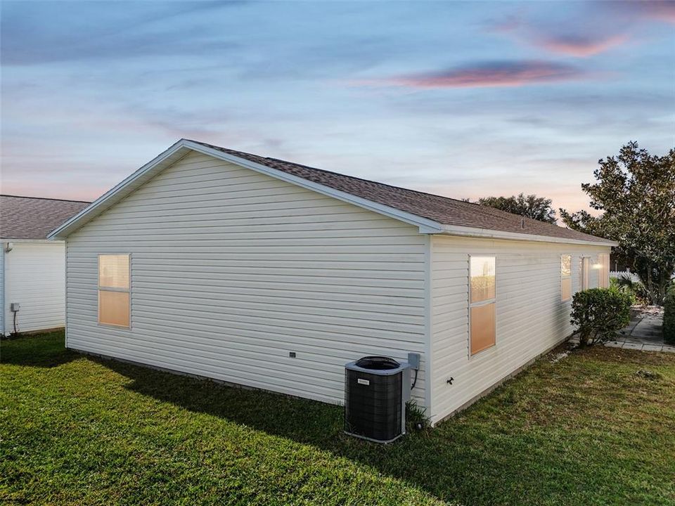 For Sale: $309,000 (2 beds, 2 baths, 1121 Square Feet)