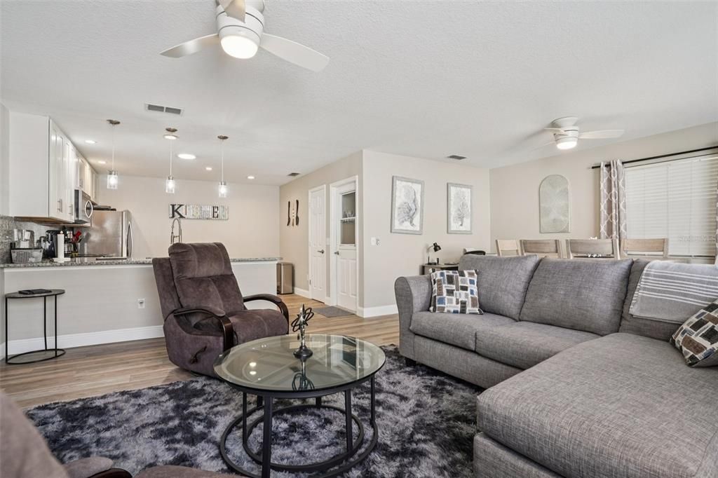 For Sale: $309,000 (2 beds, 2 baths, 1121 Square Feet)