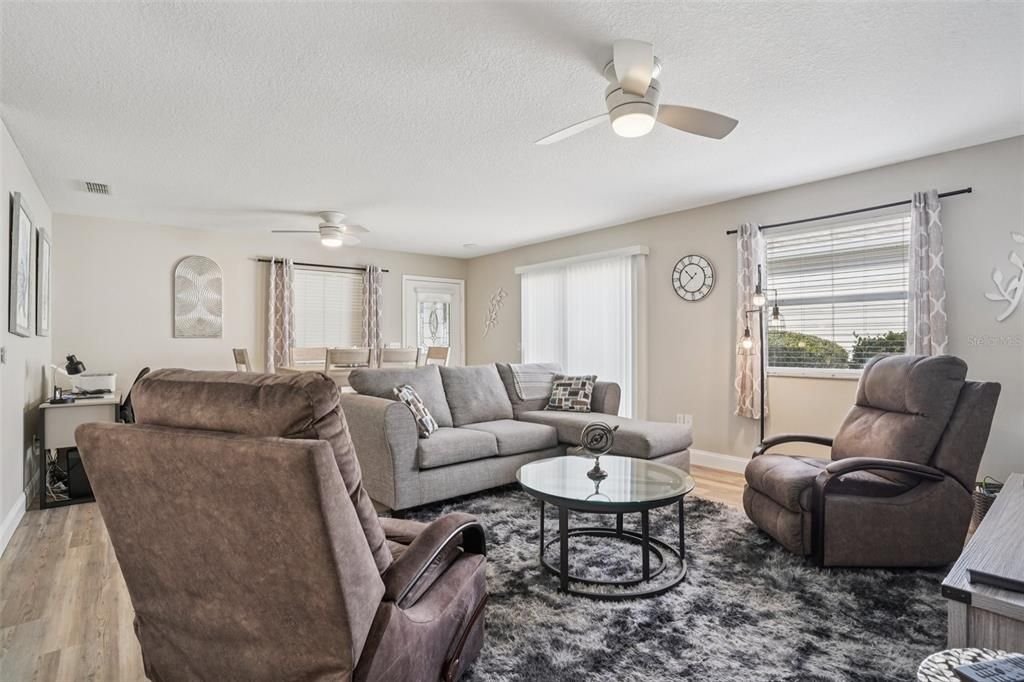 For Sale: $309,000 (2 beds, 2 baths, 1121 Square Feet)