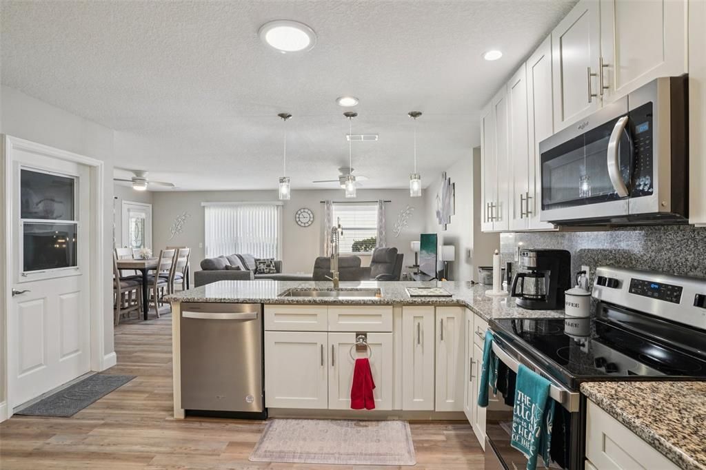 For Sale: $309,000 (2 beds, 2 baths, 1121 Square Feet)