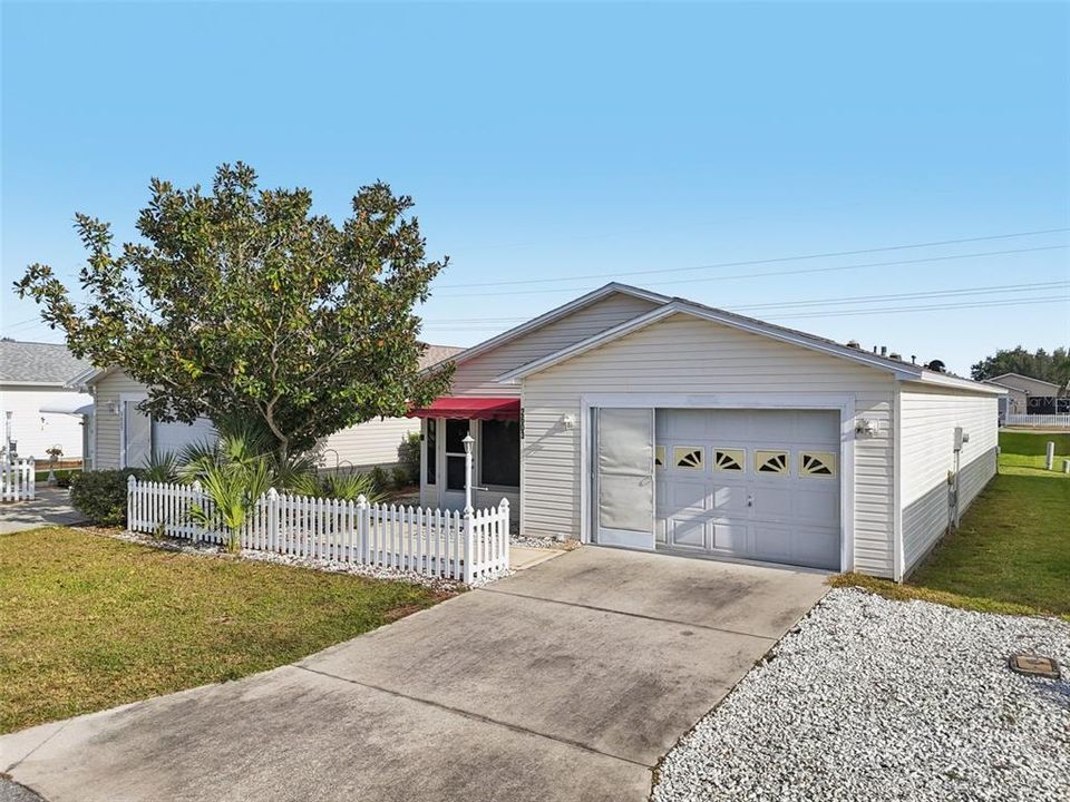 For Sale: $309,000 (2 beds, 2 baths, 1121 Square Feet)