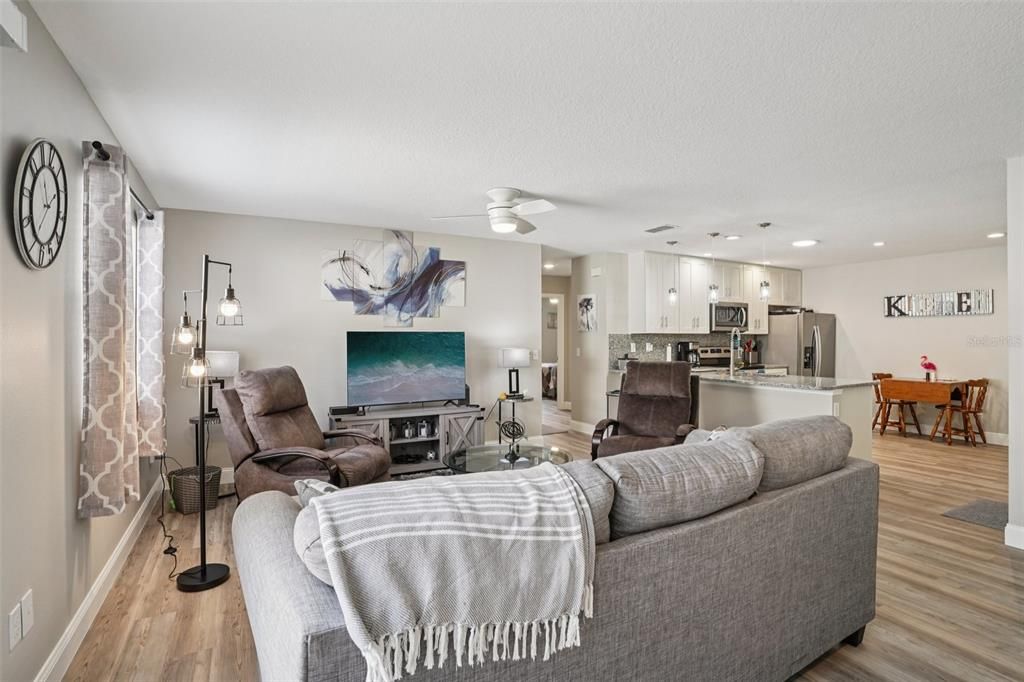 For Sale: $309,000 (2 beds, 2 baths, 1121 Square Feet)