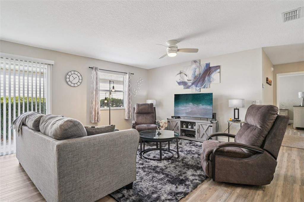 For Sale: $309,000 (2 beds, 2 baths, 1121 Square Feet)