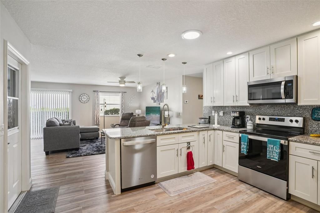 For Sale: $309,000 (2 beds, 2 baths, 1121 Square Feet)