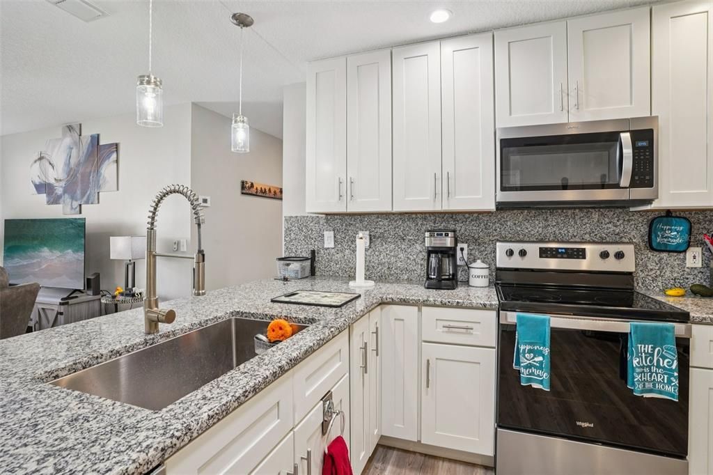 For Sale: $309,000 (2 beds, 2 baths, 1121 Square Feet)