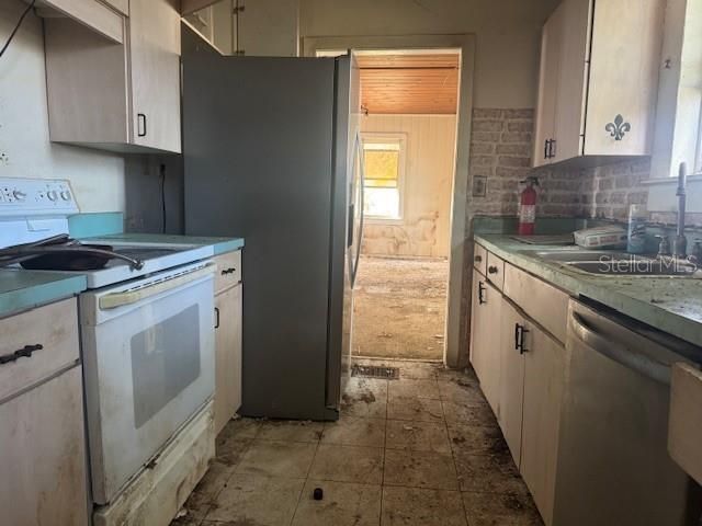 For Sale: $127,500 (2 beds, 1 baths, 936 Square Feet)