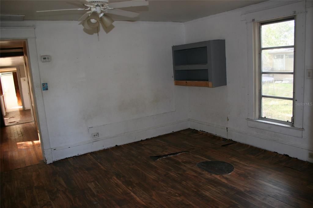 待售: $239,000 (1 贝兹, 1 浴室, 843 平方英尺)